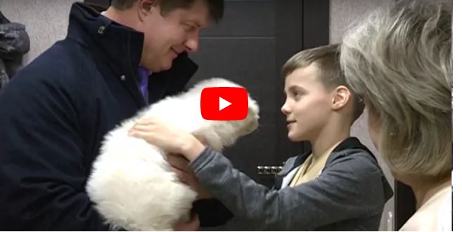 شاهد .. رد فعل طفل روسي يحتضن جرو بوتين للمرة الأولى