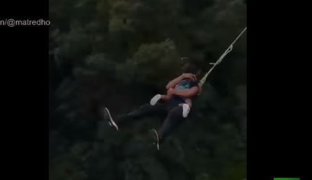 بالفيديو.. يقفز من ارتفاع 60 مترًا حاملاً طفلته بين يديه