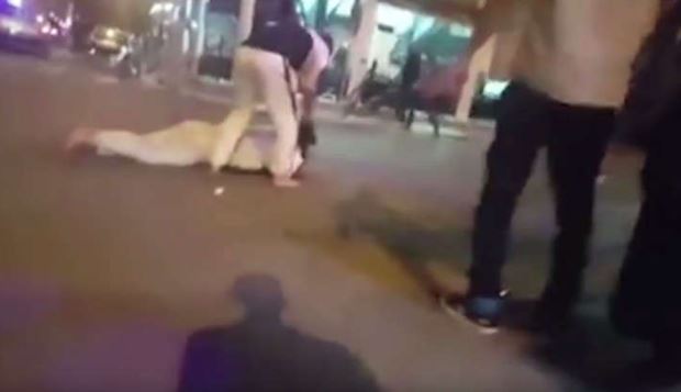 فيديو صادم.. مغربي يعنف امرأة أمام المارة