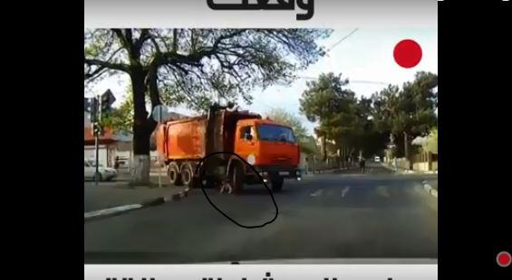 بالفيديو.. كيف نجت هذه الفتاة من الموت تحت عجلات شاحنة مسرعة؟