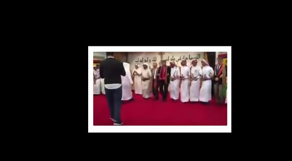 بالفيديو.. القنصل الأمريكي في #جدة يُشارك برقصة شعبية سعودية