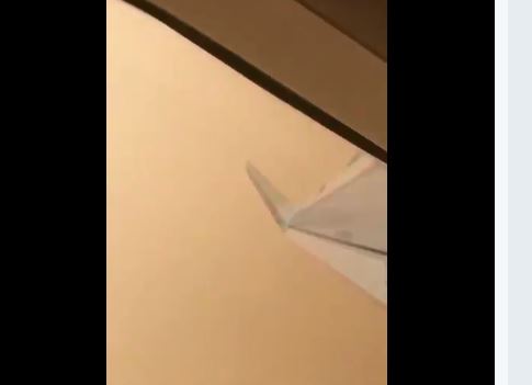 فيديو يوثق لحظات الرعب.. بكاء وصياح على متن طائرة تتلاعب بها الرياح في بريدة