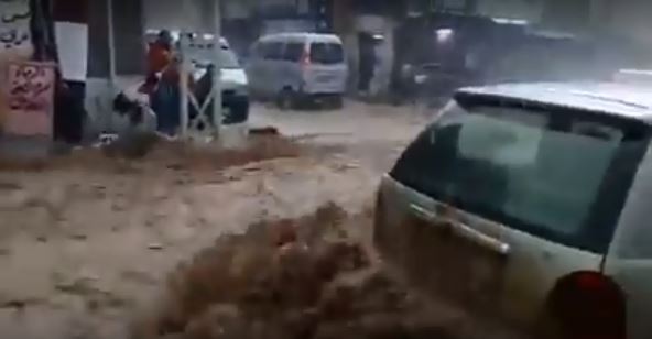 بالفيديو.. لحظة إنقاذ شخص جرفته السيول في دمشق