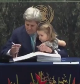 شاهد.. جون كيري يحمل حفيدته أثناء توقيعه اتفاقية بالأمم المتحدة