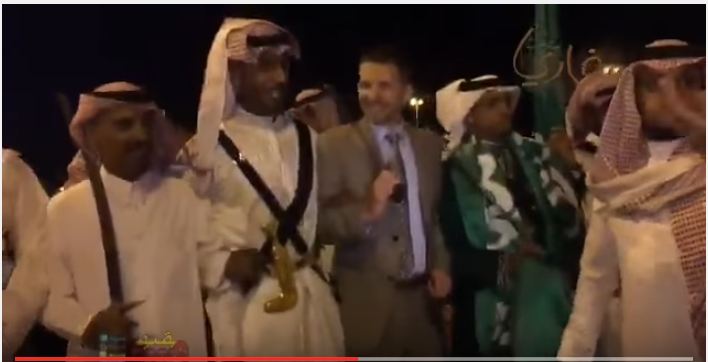 بالفيديو.. القنصل الأمريكي يشارك العرضة السعودية في #سفاري_بقيق