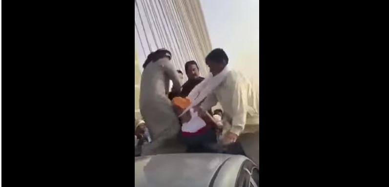 شاهد.. ماذا حدث لقائد مركبة صدم عدة سيارات وحاول الهروب في #الرياض؟