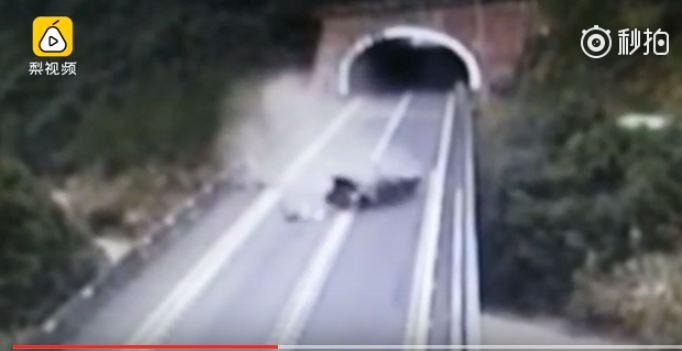 بالفيديو.. معجزة تنقذ قائد مركبة انقلبت سيارته على جسرٍ معلق