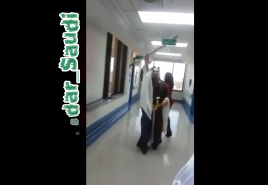 بالفيديو .. “ممرضة وطبيب”يؤديان العرضة السعودية