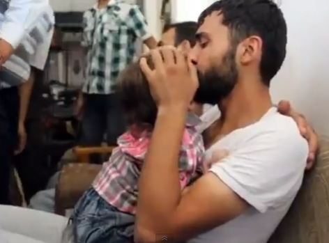 بالفيديو .. فرحة أب اعتقد أنّ ابنه توفى بالهجوم الكيماوي بسوريا