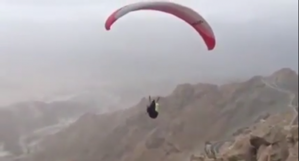 بالفيديو.. سعودي يحلق فوق قمم الجبال