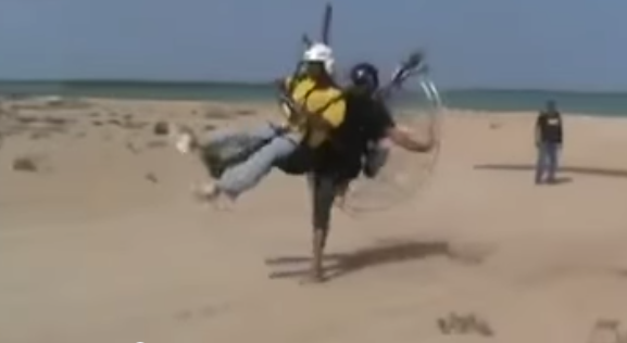 بالفيديو.. سعوديان يحاولان الطيران بمروحية شراعية