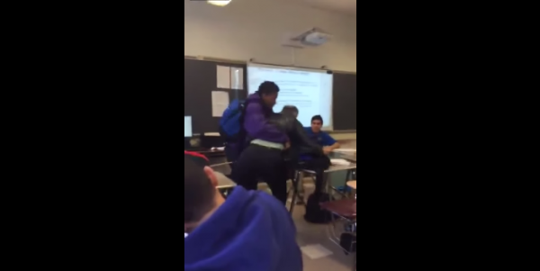 #تيوب_المواطن: طالب أمريكي يعتدي على معلمه ويسقطه أرضًا