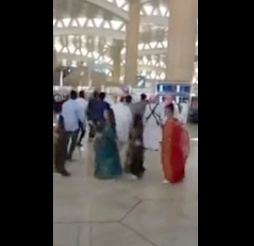 بالفيديو.. احتفال في مطار الملك خالد باليوم الوطني