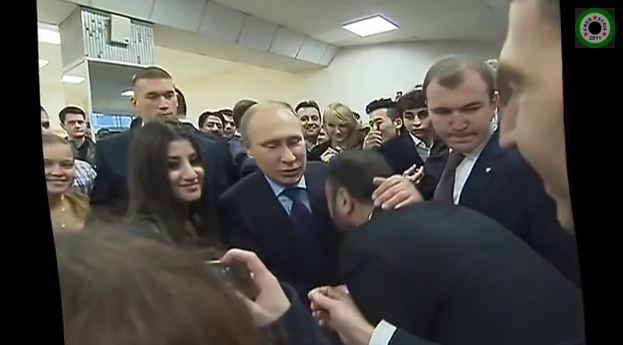 بالفيديو.. شاب سوري يقبل يد الرئيس الروسي