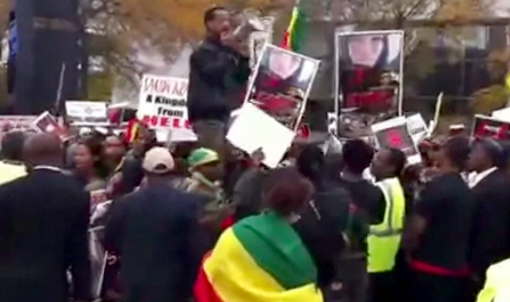 بالفيديو.. الأثيوبيون يتظاهرون بأمريكا ضد السعودية!