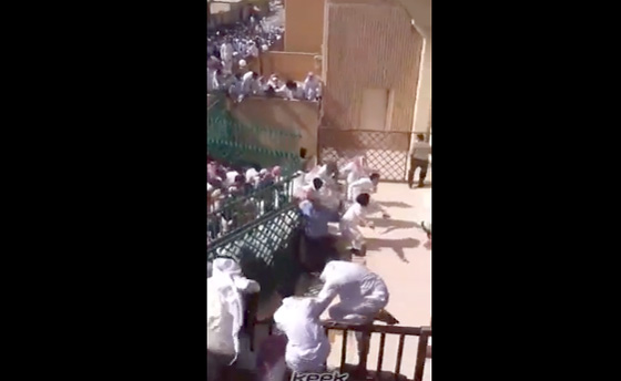بالفيديو.. تزاحم وتدافع يُسقط العشرات بجوازات الرياض