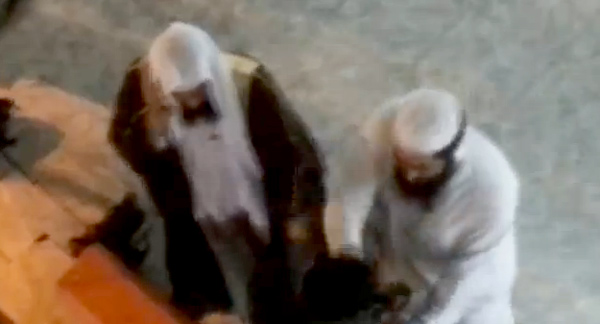 تداول “فيديو” ضرب رجل هيئة لشاب معاكس في سوق بأبها