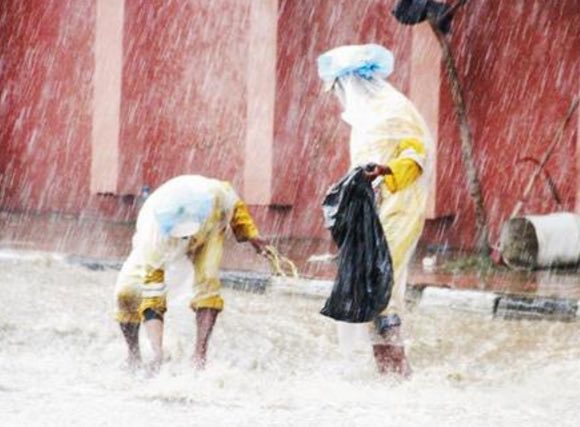 صورة متداولة.. عاملان يخاطران بحياتهما لإنقاذ حي من الغرق في #أبها