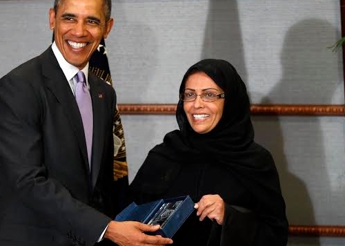 بالفيديو.. لحظات تكريم أوباما للطبيبة السعودية “مها منيف”