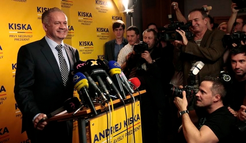 بالصور.. رجل الأعمال “أندريه كيسكا” رئيساً جديداً لسلوفاكيا