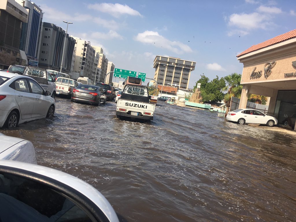مدني جدة يتلقى 25 بلاغًا وينقذ 48 عاملًا محتجزًا جراء الأمطار