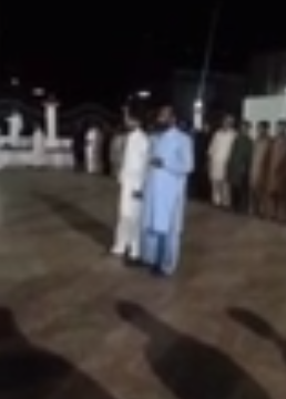 شاهد بالفيديو.. باكستانيون يقدمون “رفدة” في زواج سعودي
