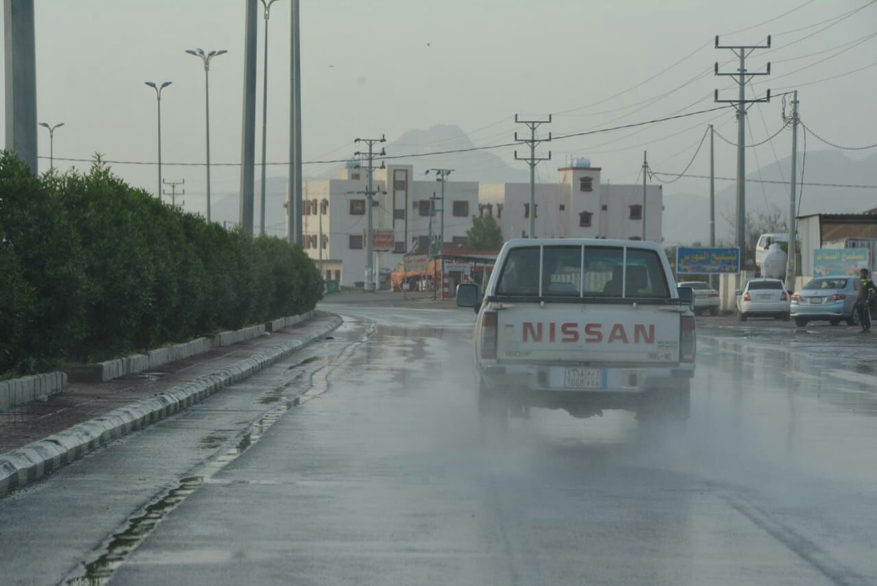 بالصور.. أمطار محايل تقطع الكهرباء والمدني يحذر من مغامرات الأودية