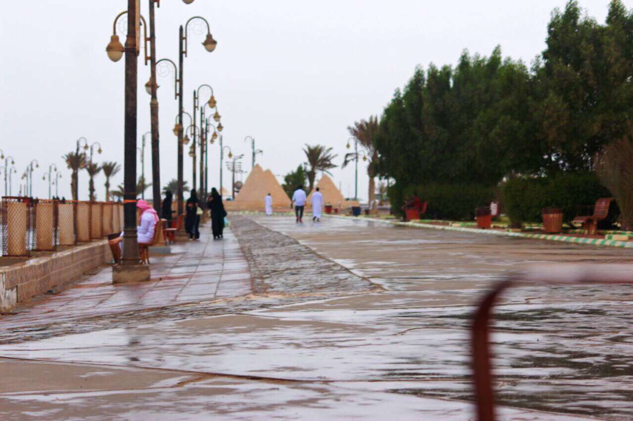 بالصور.. لحظات جميلة عاشها أهالي الليث مع المطر