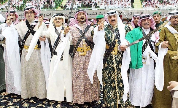 بالصور.. الأمير مقرن وتشارلز يشاركان في العرضة السعودية