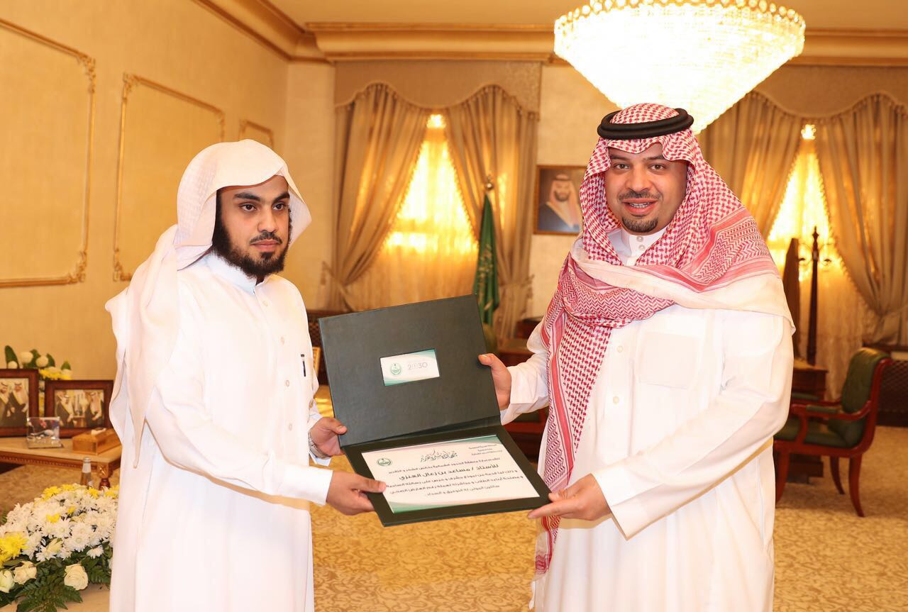أمير الشمالية يكرم معلمًا قطع  إجازته المرضية لأجل طلابه