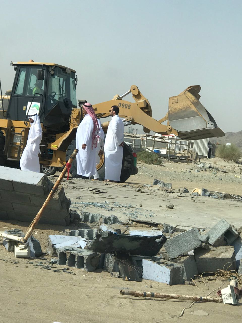 بالصور.. إزالة مخالفات على طريق مكة جدة القديم