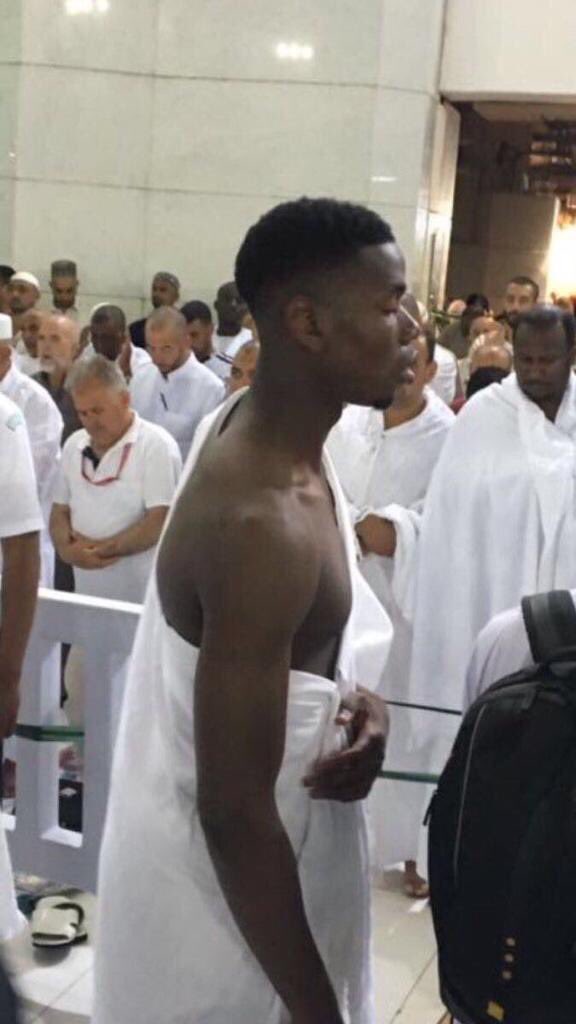 لاعب مانشيستر يونايتد بول بوغبا يعتمر صائمًا في أول أيام رمضان بالحرم المكي