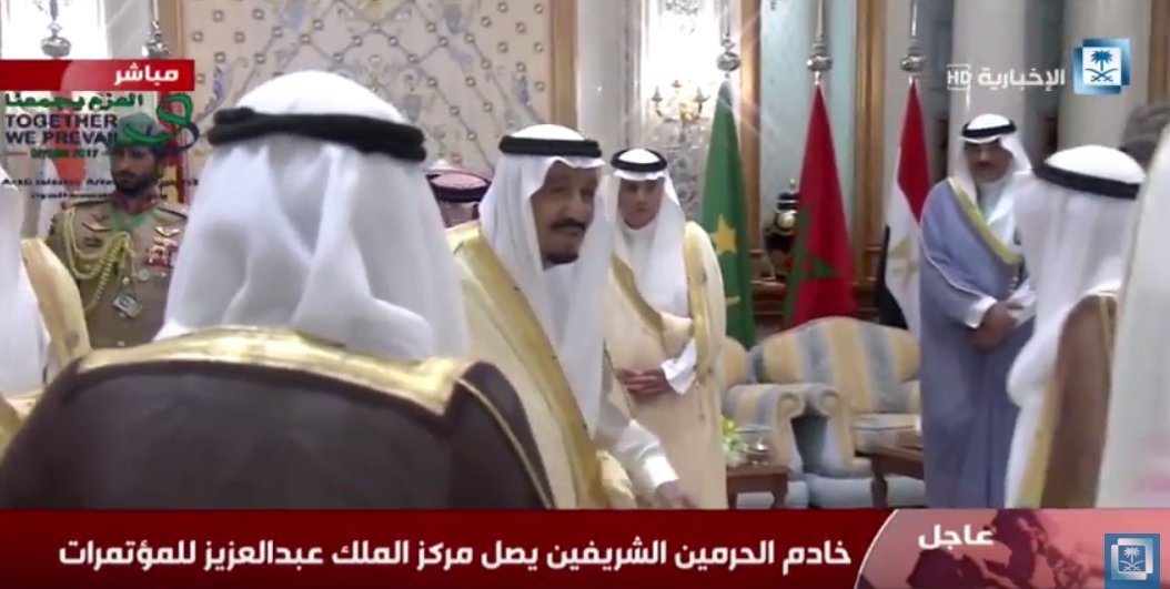 بالصور.. الملك يصل مقر انعقاد القمة الخليجية الأميركية