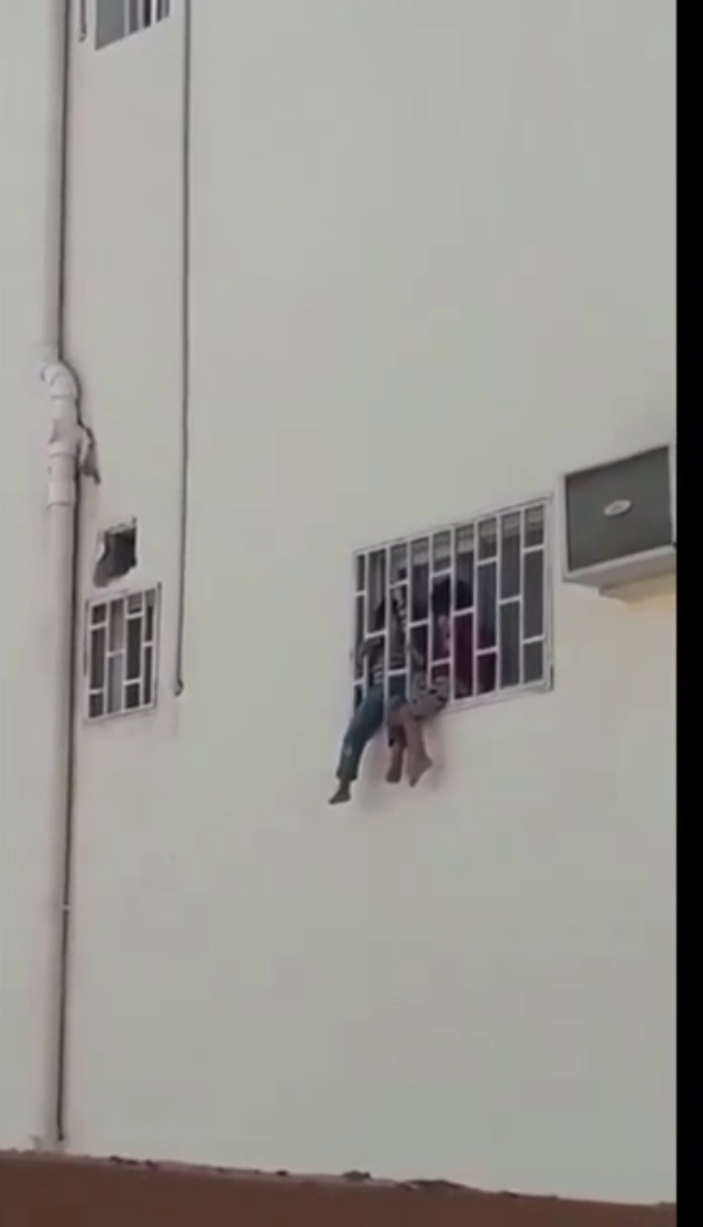 شرطة تبوك تكشف حقيقة فيديو بكاء طفلين معنفين بنافذة أحد المنازل