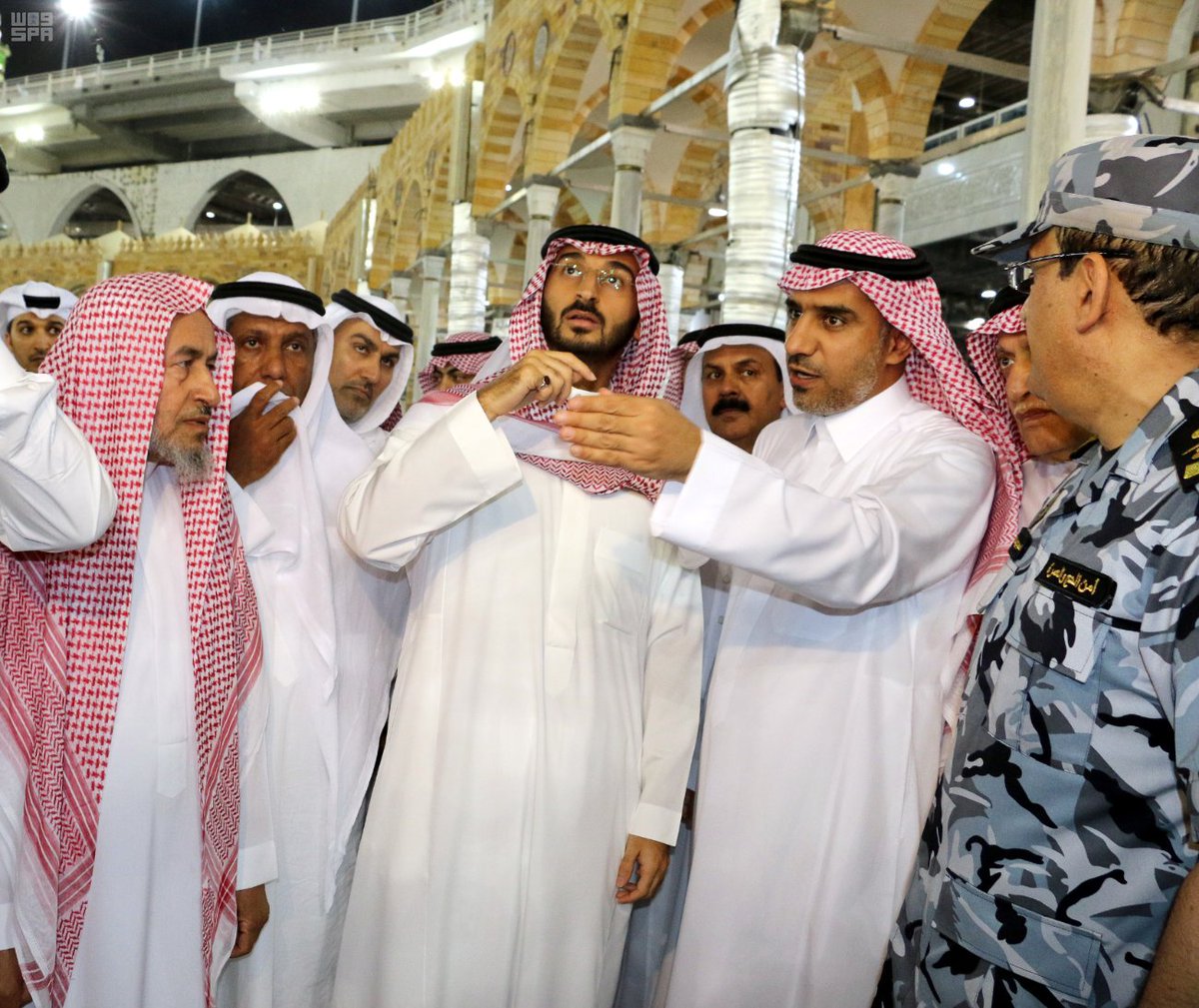 بالصور.. نائب أمير مكة يتفقد سير العمل داخل أروقة المسجد الحرام