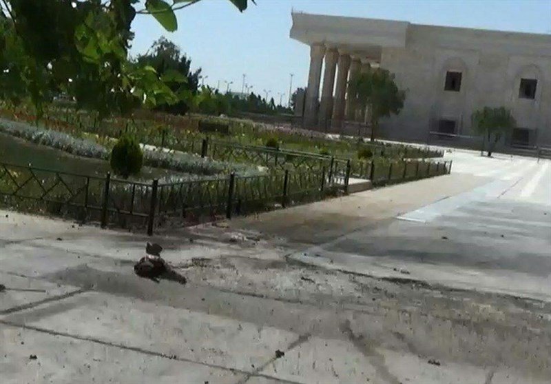 بالصور.. آثار الهجوم على مبنى البرلمان وأشلاء بتفجير ضريح الخميني