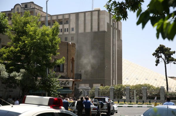 بالفيديو والصور .. لحظات الصدمة والرعب في إيران من تفجير ضريح الخميني إلى هجوم البرلمان