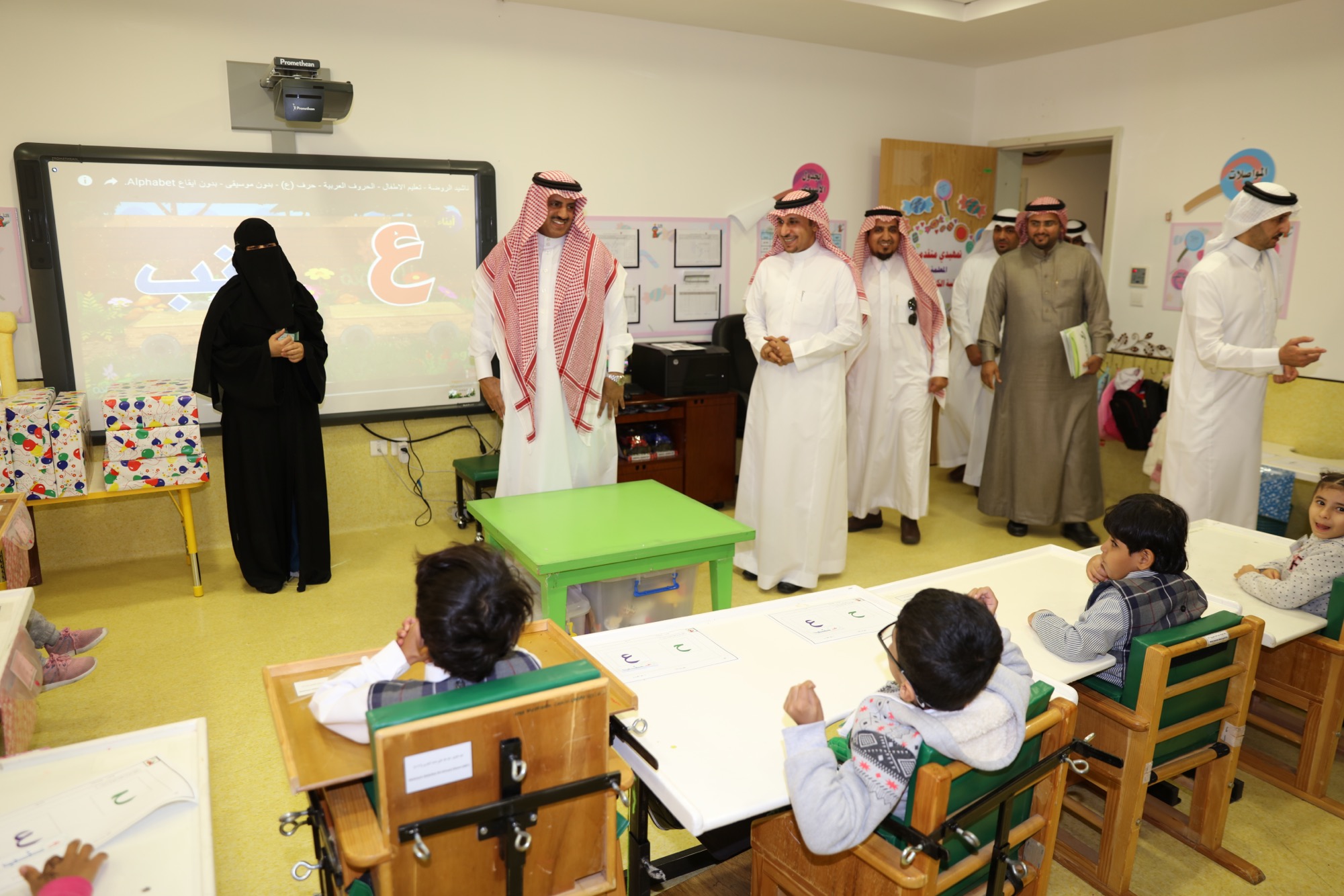 مدير جامعة الملك خالد يزور الأطفال المعوقين بعسير ويشيد بفكرة الطفل المسؤول