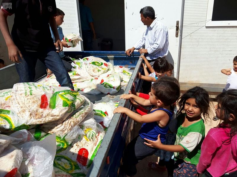 بالصور.. الحملة الوطنية تواصل توزيع الخبز على النازحين في الداخل السوري