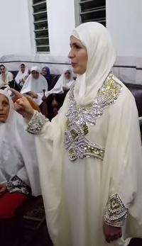 بالفيديو.. “برازيلية” تعتنق الإسلام “ليلة زفافها”