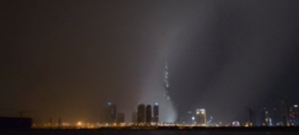 بالفيديو.. لحظة اختفاء برج خليفة بسبب الأمطار