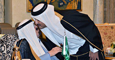 ما بين قبلة تميم للملك عبدالله وتوقيعه على اتفاقية الرياض.. قصة فصولها الكذب والخيانة