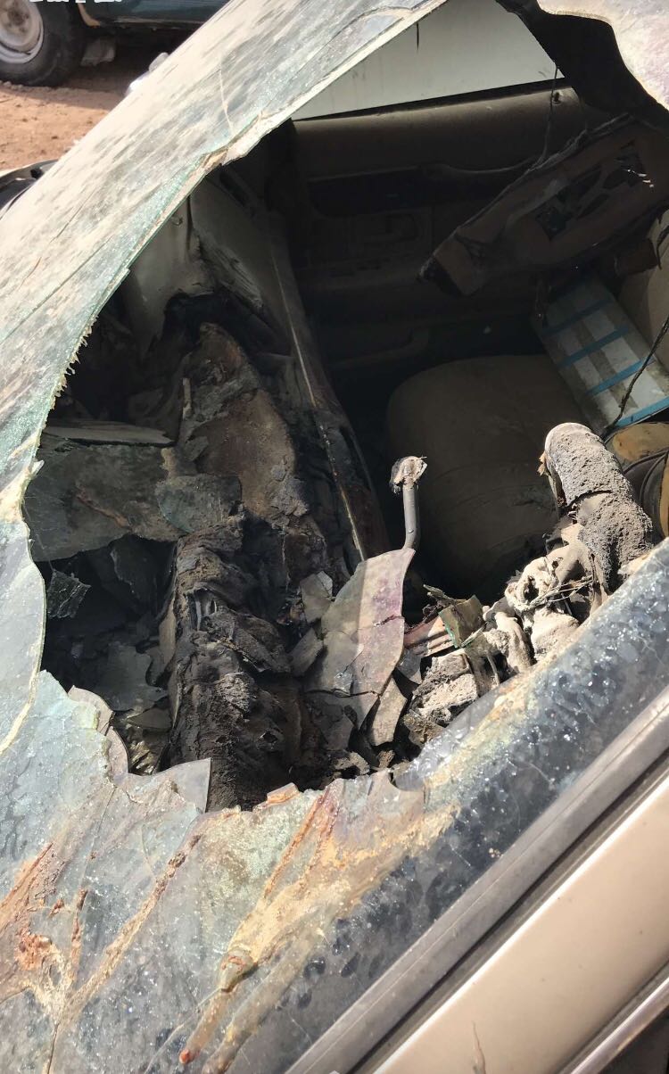 هذه آثار انفجار  شاحن جوال مقلد في سيارة بالمدينة المنورة