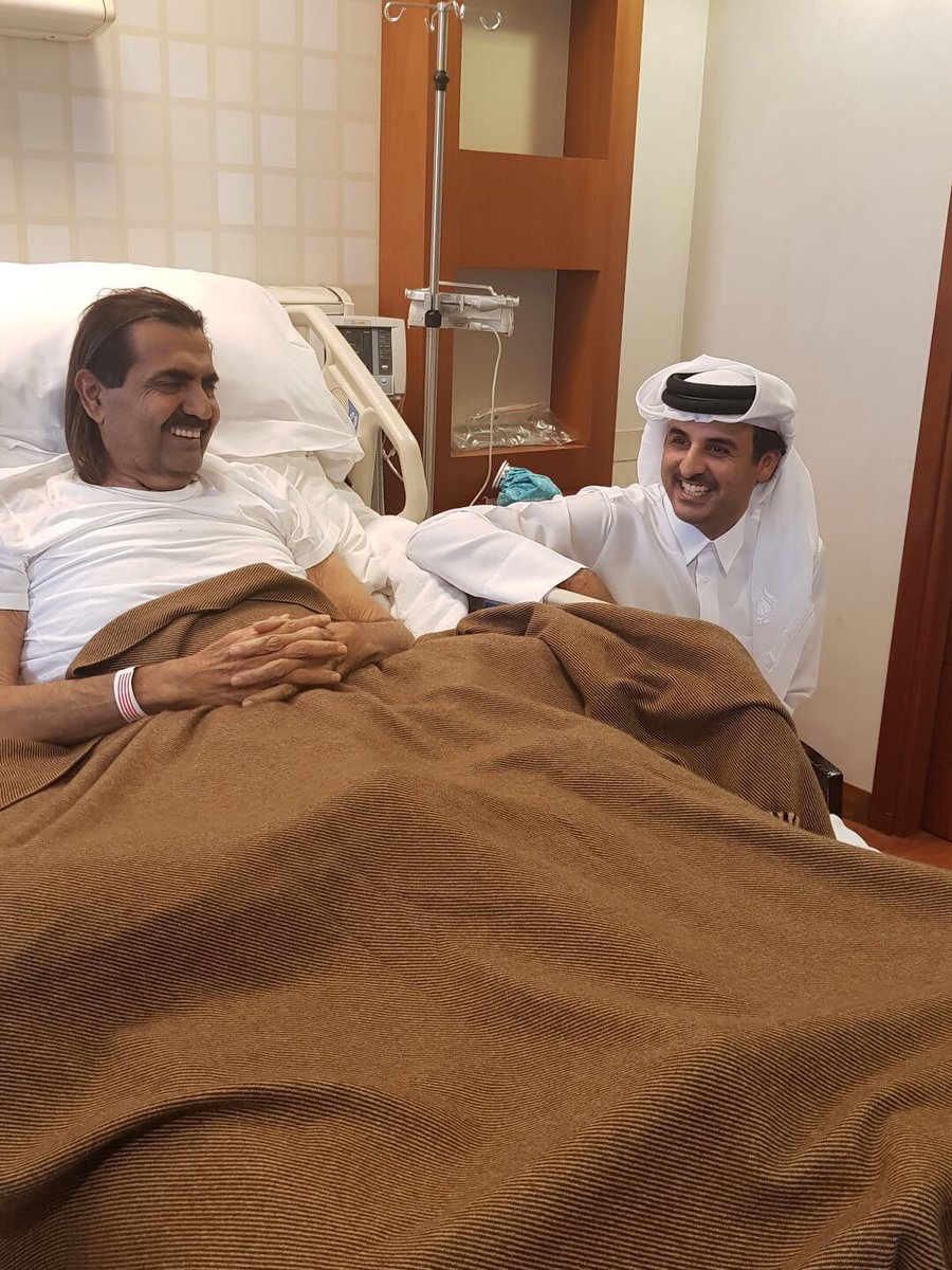 في أول ظهور له منذ الأزمة القطرية.. تميم يزور والده بالمستشفى