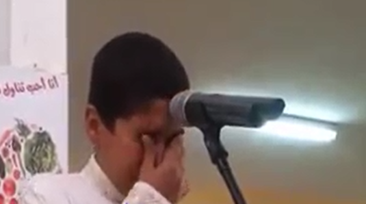 بالفيديو .. طالب يجهش باكياً عند تلاوته القرآن بالإذاعة المدرسية