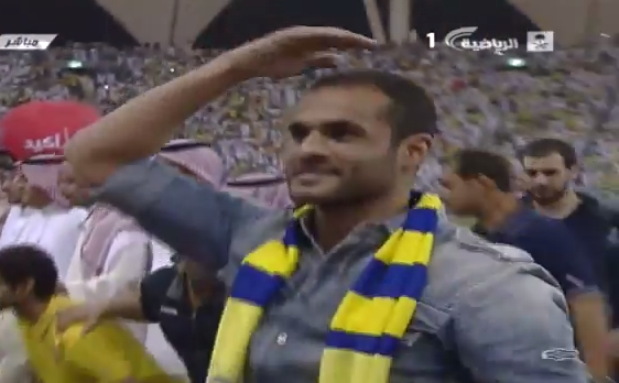 بالفيديو.. دخول الكويتي بدر المطوع لأرض الملعب وتحيتة لجماهير النصر