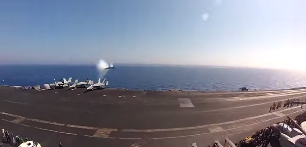 #تيوب_المواطن : لحظة اختراق طائرة حربية لحاجز الصوت