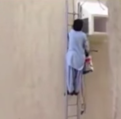 باكستاني يصعد “سلم حديدي” بطول 20 متراً لإصلاح مكيف