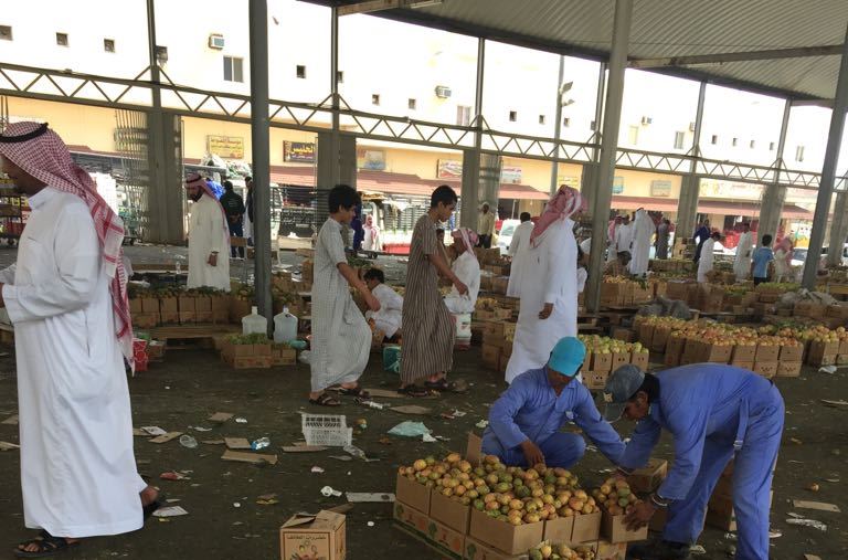 بالصور.. مصادرة 500 عبوة فاسدة من التين الشوكي والطماطم بالطائف
