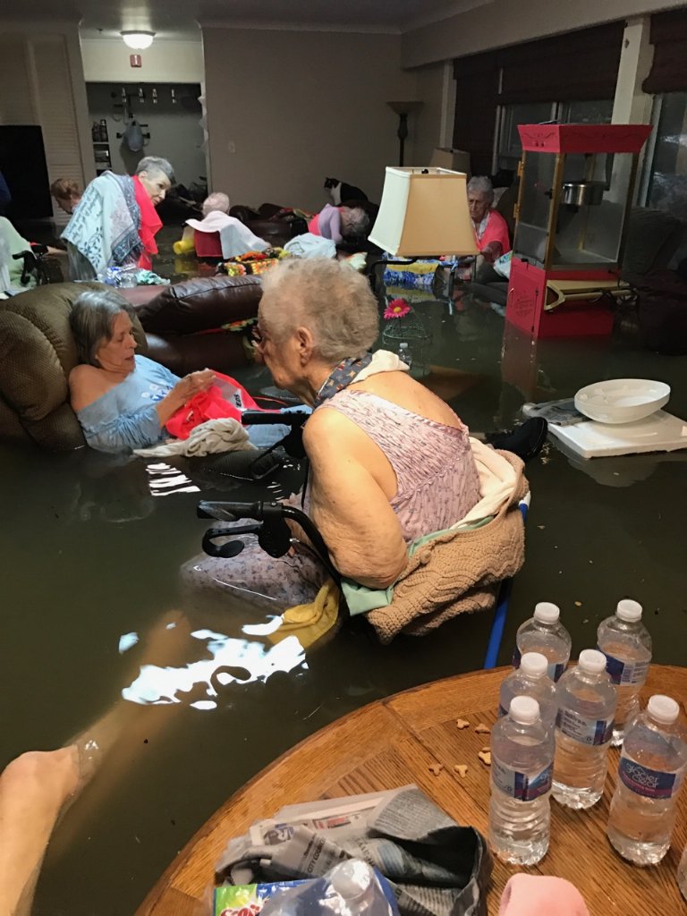 صورة قاسية.. إعصار هارفي يحاصر مسنات في دار الرعاية